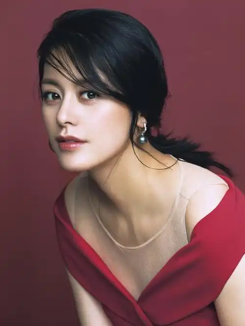 王力可优雅端庄时尚写真