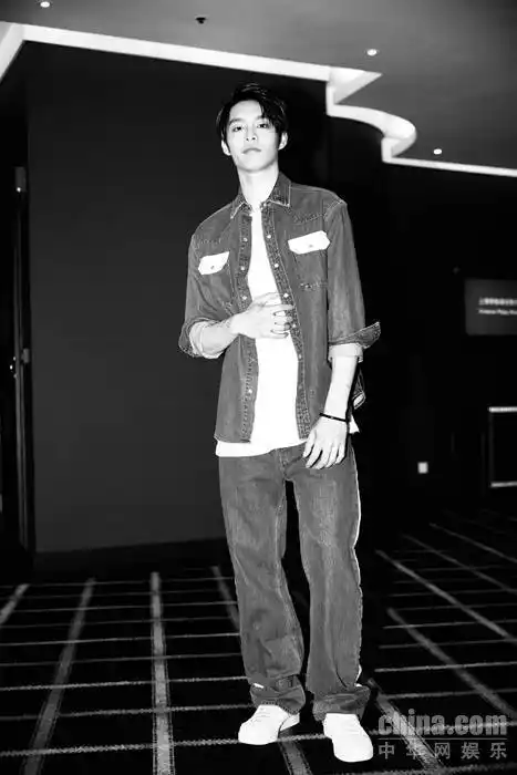 曹佑宁化身牛仔型男 "滤镜系"男友撩力满格