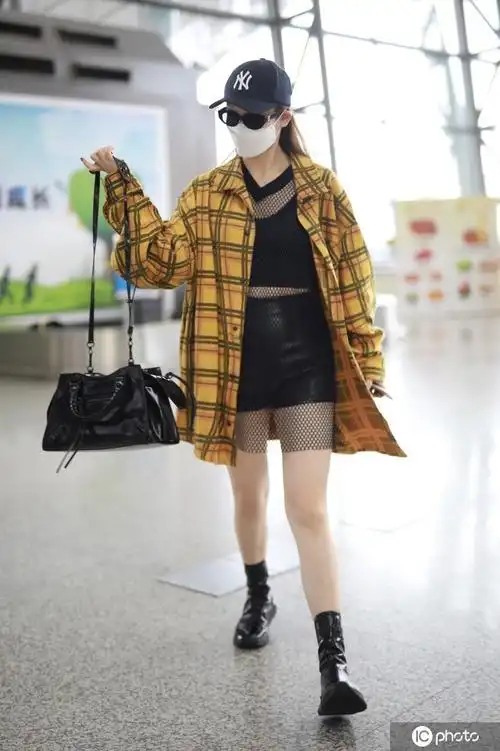 戚薇成都出发坐vip休息室小憩 穿马丁靴秀美腿