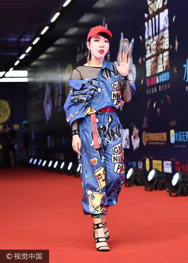 吴莫愁卡通印花连体衣透视网纱衣尽显嘻哈范儿