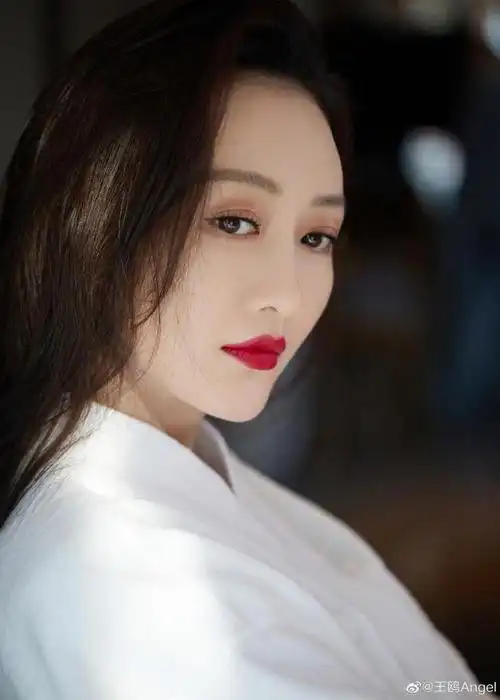 照片中,王鸥用侧脸面对镜头,红唇黑发好有氛围感,真的是氛围感美女.