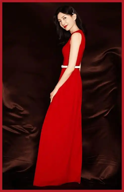 刘雯去年参加met gala时,穿的是michael kors为她特别定制的红色刺绣