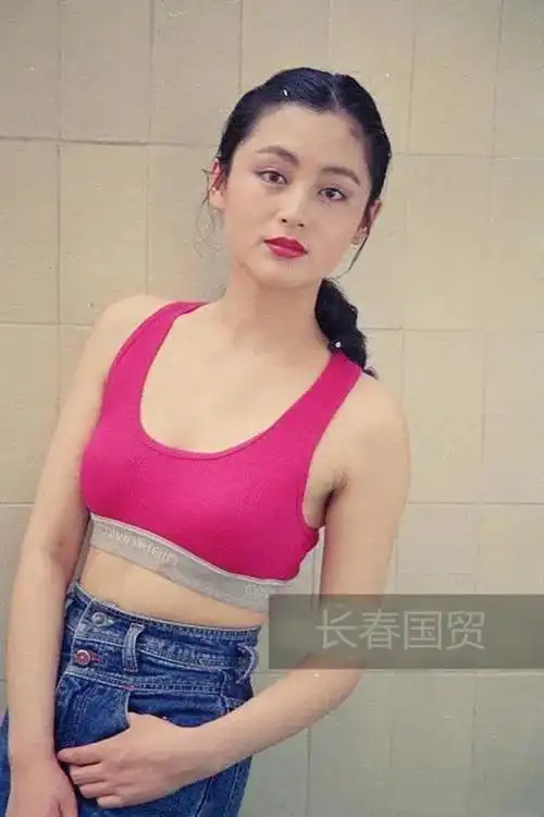 近日,一组陈红年轻时旧照曝光.