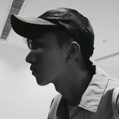 2019qq男生头像黑白帅气伤感图片 世界挺有趣的没意思的是我