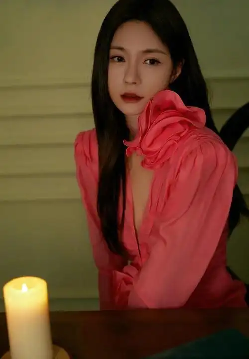 沈梦辰金鹰节开幕式造型好美,穿一身红色花朵裙,精致又优雅|连衣裙