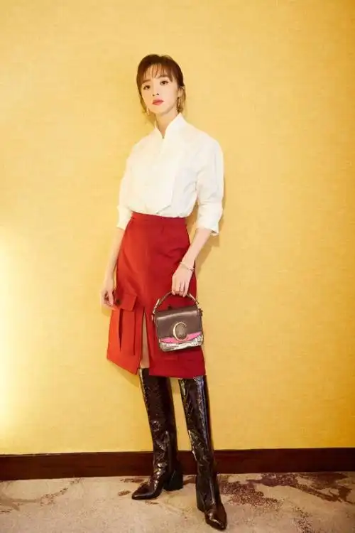 胡冰卿又美一回高腰红裙配白衬衫不失简洁还很高调
