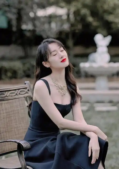 袁冰妍性感黑色吊带裙气质撩人写真