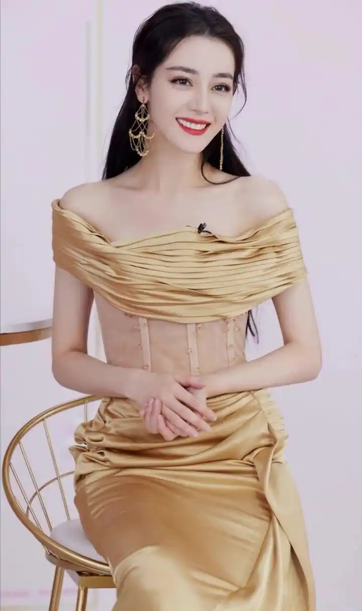 终于找到迪丽热巴不捂胸的照片了#娱乐最前沿# #每日娱乐播报# #明星