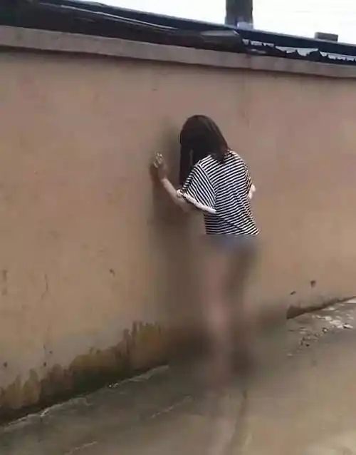 桂林这名光着下半身边唱边跳的女子谁认识?围观着直呼.