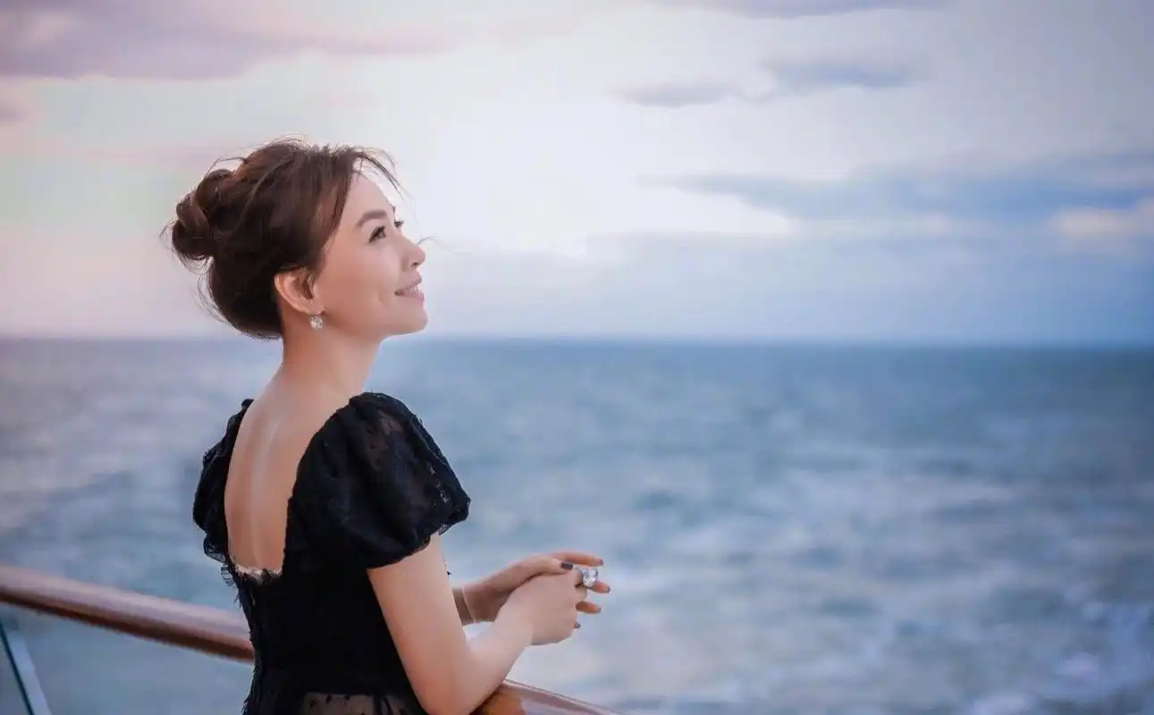 49岁张庭开挂了?穿"校花装"度假,网友:29的脸,19的腿