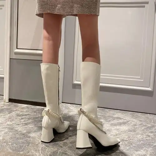 白色靴子女秋冬新款漆皮长靴高跟粗跟方头珍珠链条高筒靴瘦瘦靴