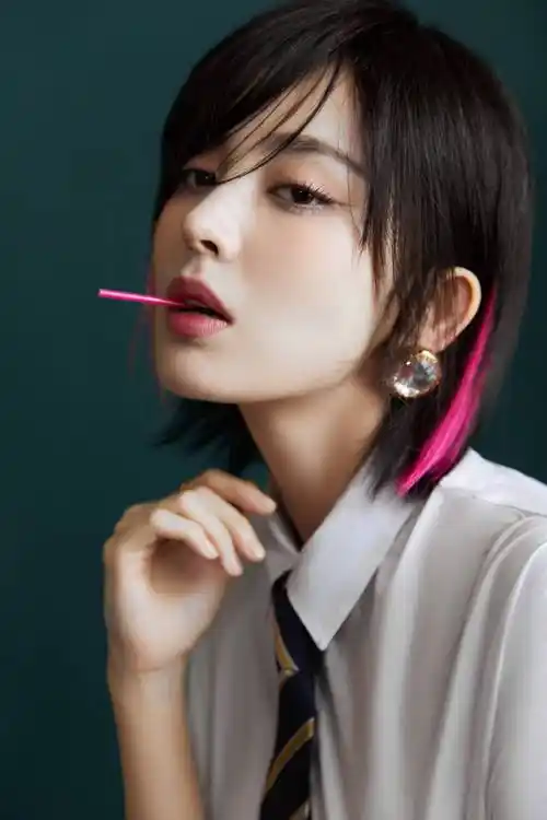 古力娜扎一头红发配白衬衫口含棒棒糖配复古眼镜好飒