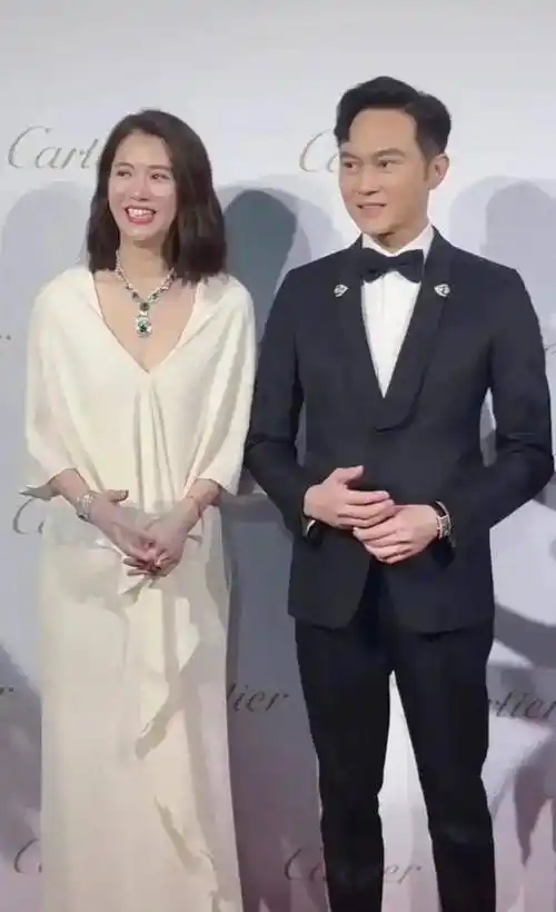 袁咏仪与宋佳亲密合影,把老公晾在一边不说,李现也只能干瞪眼_张智霖