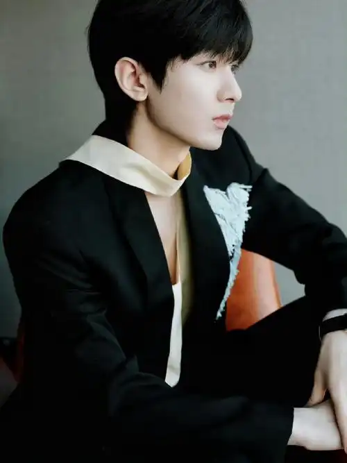 成毅超话虽然穿了一身的黑西装,但是这个顺毛造型真的好奶好乖巧啊#成