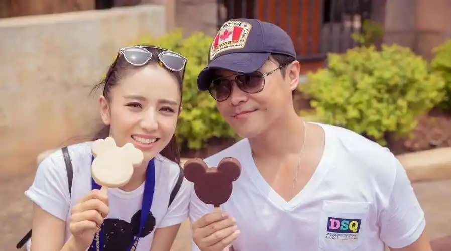 两人街头搂抱,网友:希望佟丽娅更幸福_孩子_男人_婚姻