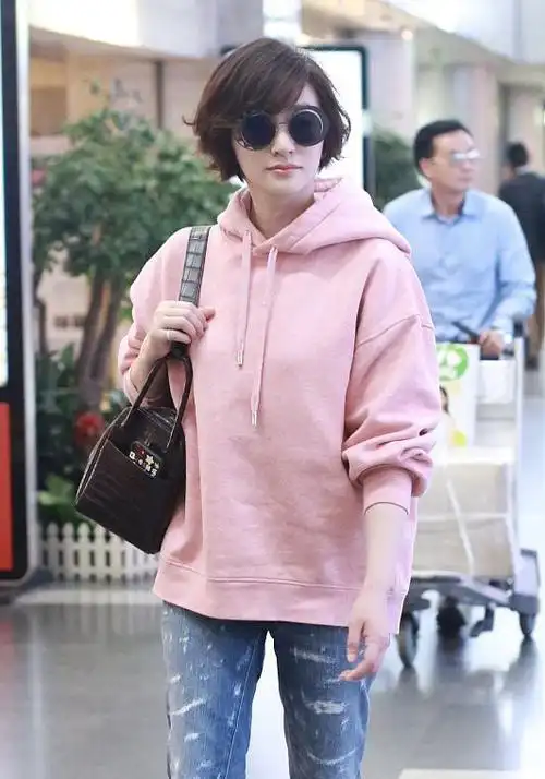 流星雨的破洞牛仔裤最帅气的李小冉网友好美