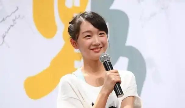 金鸡一夜,坐"大佬"堆里的周冬雨,让所有人见识了她的"咖位"