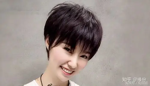 想问鹳骨宽一点,额头显窄的脸型适合剪短发吗?