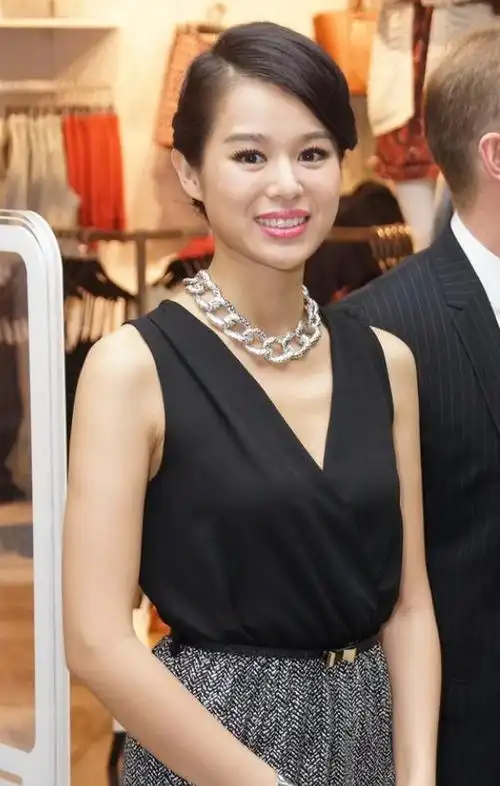 回顾港姐胡杏儿:苦恋黄宗泽8年无果,如今感谢男方的不娶之恩?