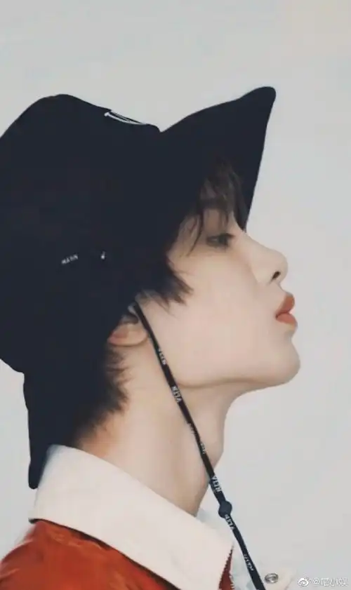 侧颜帅哥图鉴#感受一下黄明昊的完美侧颜 致命喉结鲨,双重性感腿