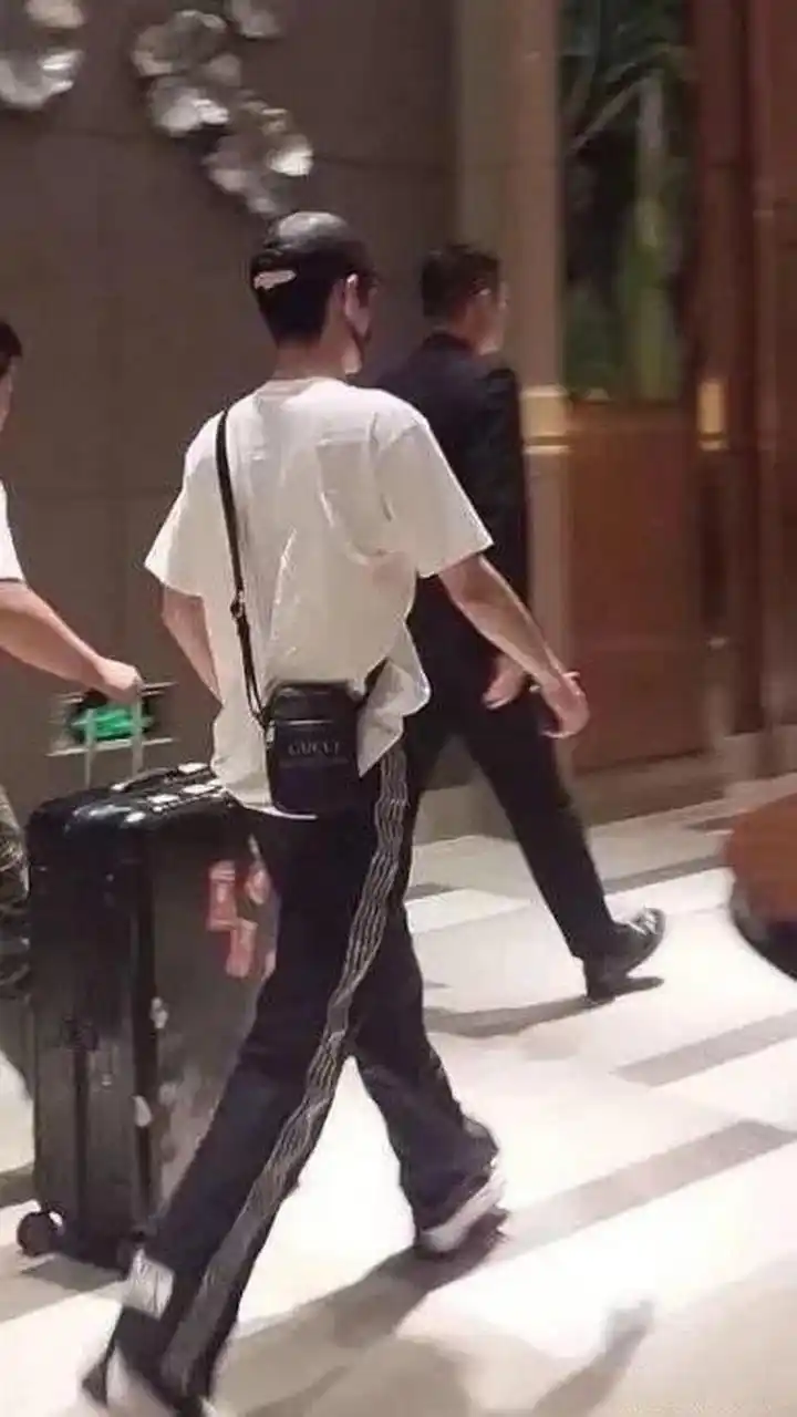 身高比例都完美,都来看肖战劈叉式走路!肖战