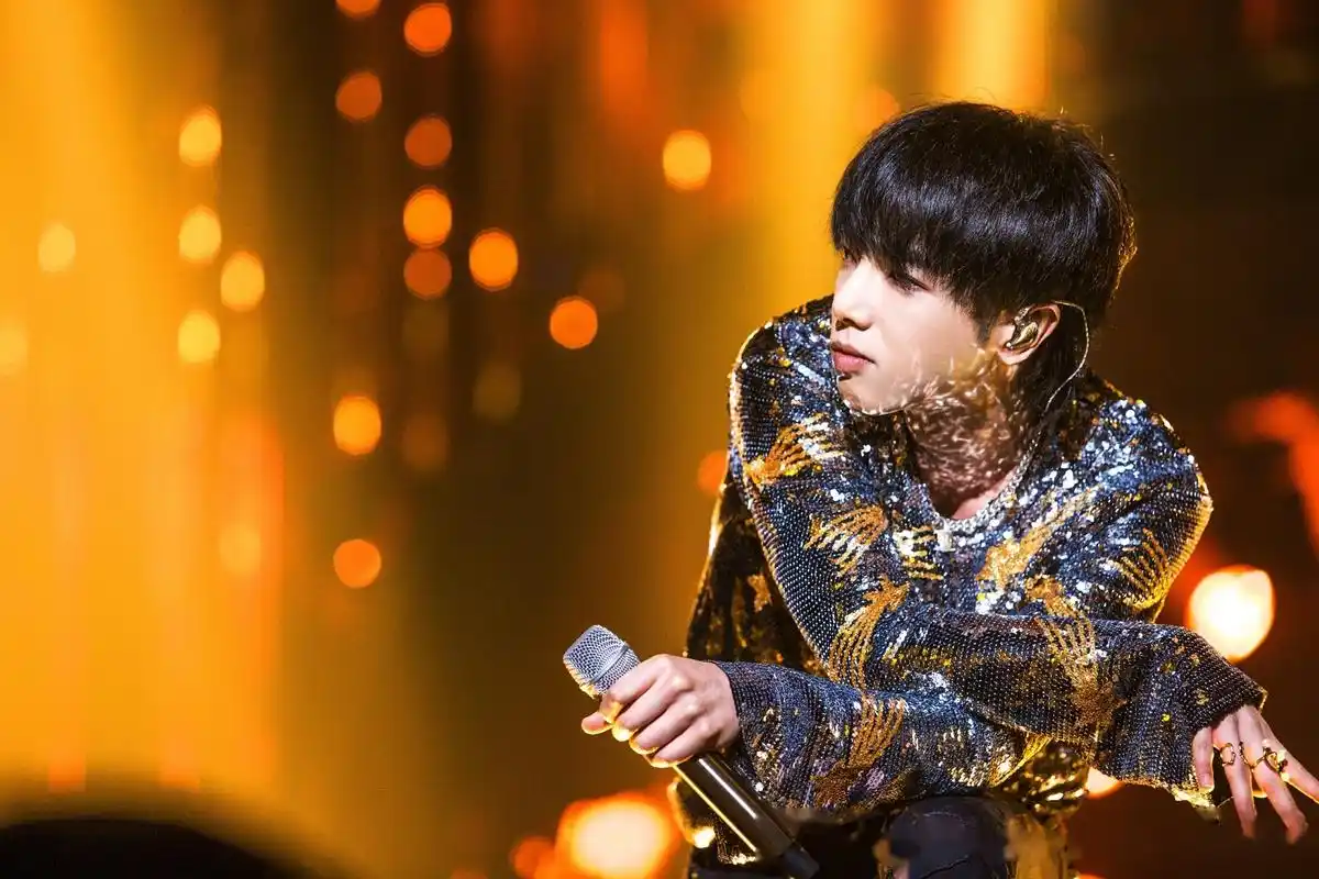 2018华晨宇火星演唱会因为你,开始喜欢在人群中微笑,开始眷恋细水长流