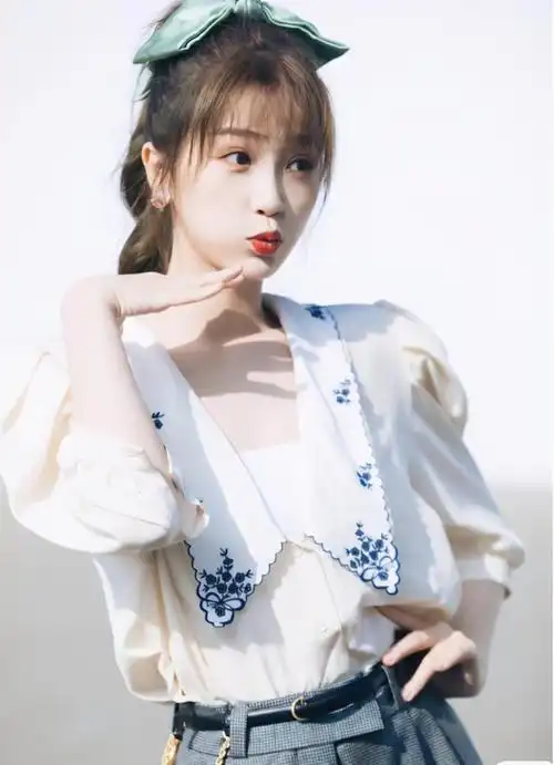 虞书欣这个"小作精"甜起来真要命,西装配299豹纹裙,好诱惑