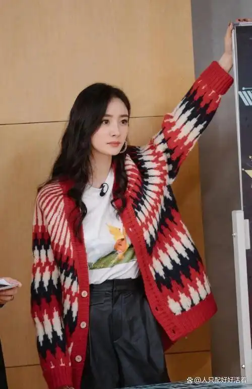 杨幂最新路透照,34岁穿民国学生装,双马尾造型太减龄