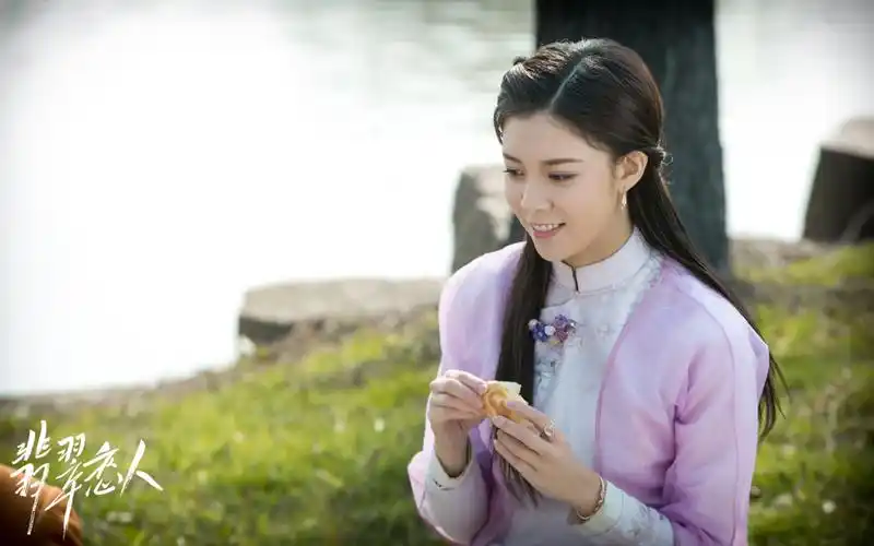 宋妍霏《翡翠恋人》再曝剧照 民国少女鬼马俏皮