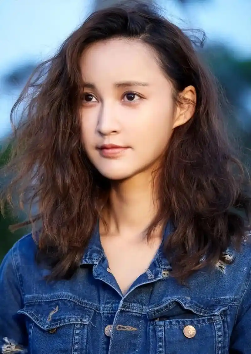 张歆艺:荧幕下的真实人生 张歆艺,一个在荧幕上演绎富家千金的演员