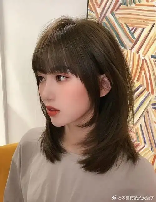 高级且显气质优雅的发型,那么我强烈推荐这款过肩的锁骨发