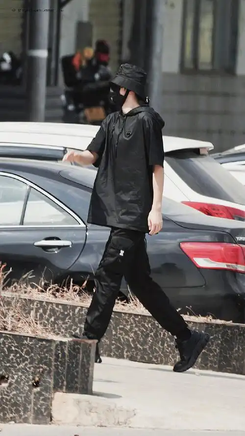 蔡徐坤沸腾校园全黑造型饭拍