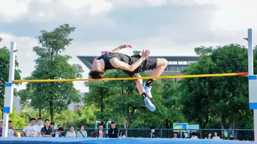 跳高运动员在空中的线条真的太美了吧!