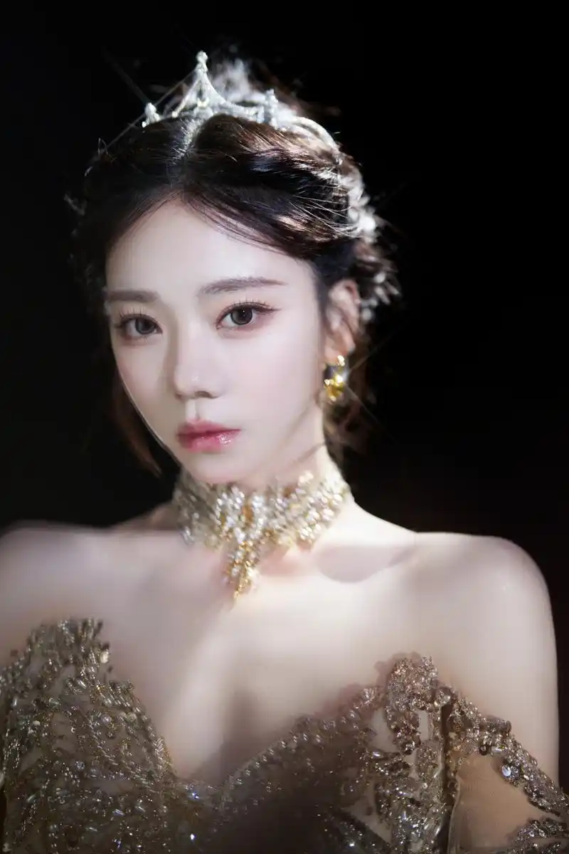 张紫宁国剧盛典红毯造型,一套黑金礼服清冷高贵,优雅神秘,非常的有