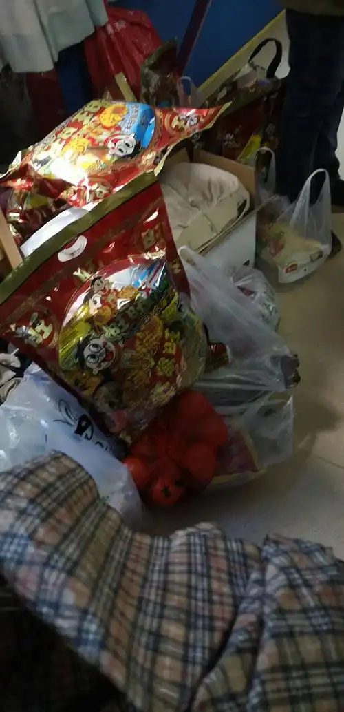 一袋袋零食,一件件衣服,不在是单纯的物品,而是同学们对小伙伴们的