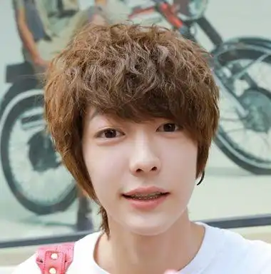 这款韩式男生烟花烫发型,非常适合头发少的男生哟,利用玉米须烫发将