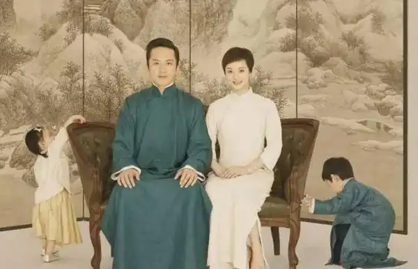 邓超孙俪晒全家福 一家四口其乐融融