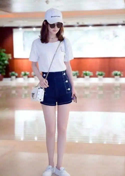 赵丽颖复工拍摄国风大片,一袭深色抹胸长裙,尽显东方华韵之美