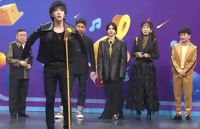 王牌:周深,华晨宇,萨顶顶同台飙高音,尚雯婕再见06届超女落泪_网易