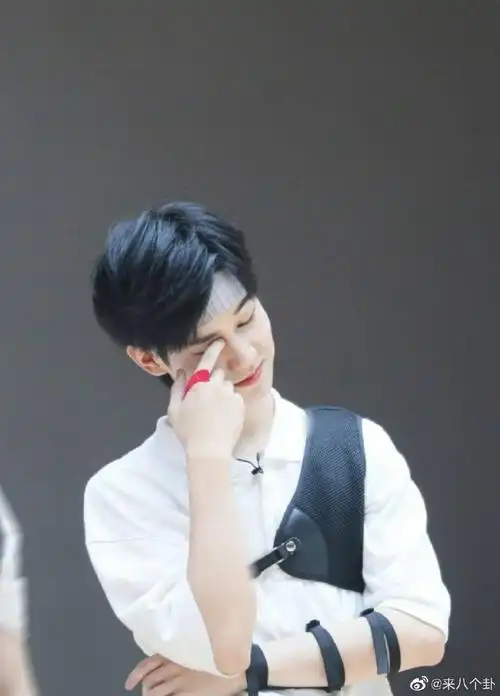 张真源秋日live生图