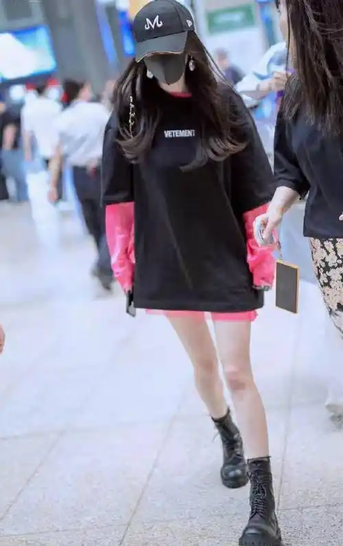 原创杨幂最擅长漫画腿穿搭黑体恤拼接粉色网纱搭马丁靴美绝了