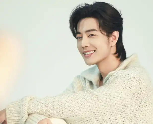 肖战冷暖反差大片#黑色禁欲系酷飒性感,斯哈斯哈毛衣阳光治愈系温暖