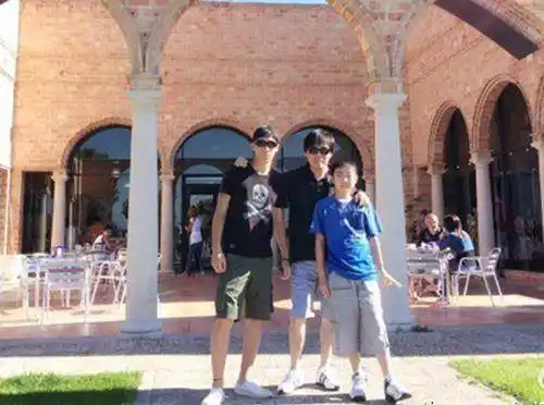 长子"豆豆"17岁,遗传老爸的浓眉,估计身高180公分,已超越张宇;小儿子"