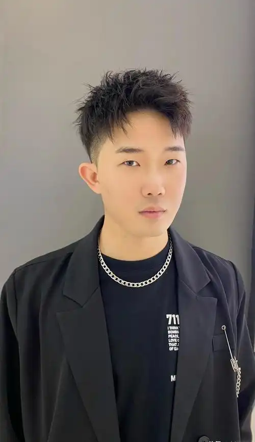 三七分造型搭配上摩根烫,蓬松很立体,和周边形成不连