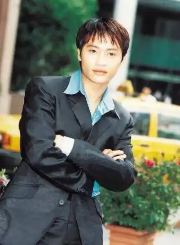 小虎队陈志朋47岁依旧不火,网友表示新版mv造型辣眼