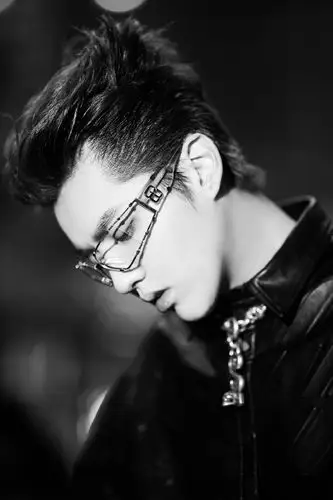 吴亦凡酷黑夹克写真图片