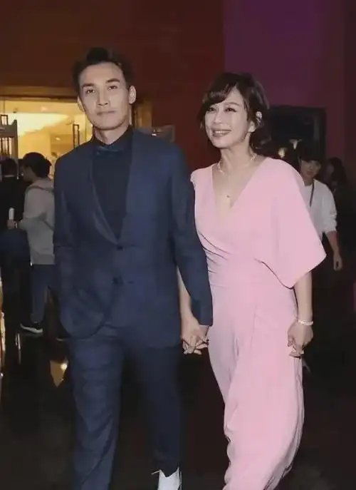 陈松伶和小8岁老公牵手甜蜜亮相精致妆容和年轻时如出一辙