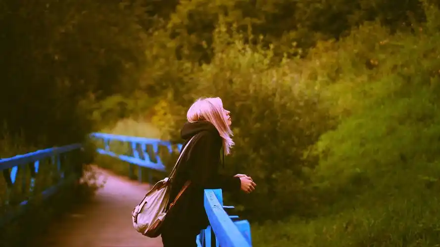 个性非主流染发美女户外游玩高清写真图片桌面壁纸