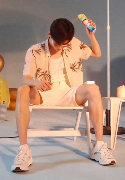 白敬亭沙滩照曝光本想秀肌肉腿