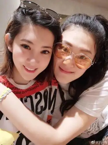 情如姐妹!两大女神自拍秀美照,无愧中国女排好闺蜜